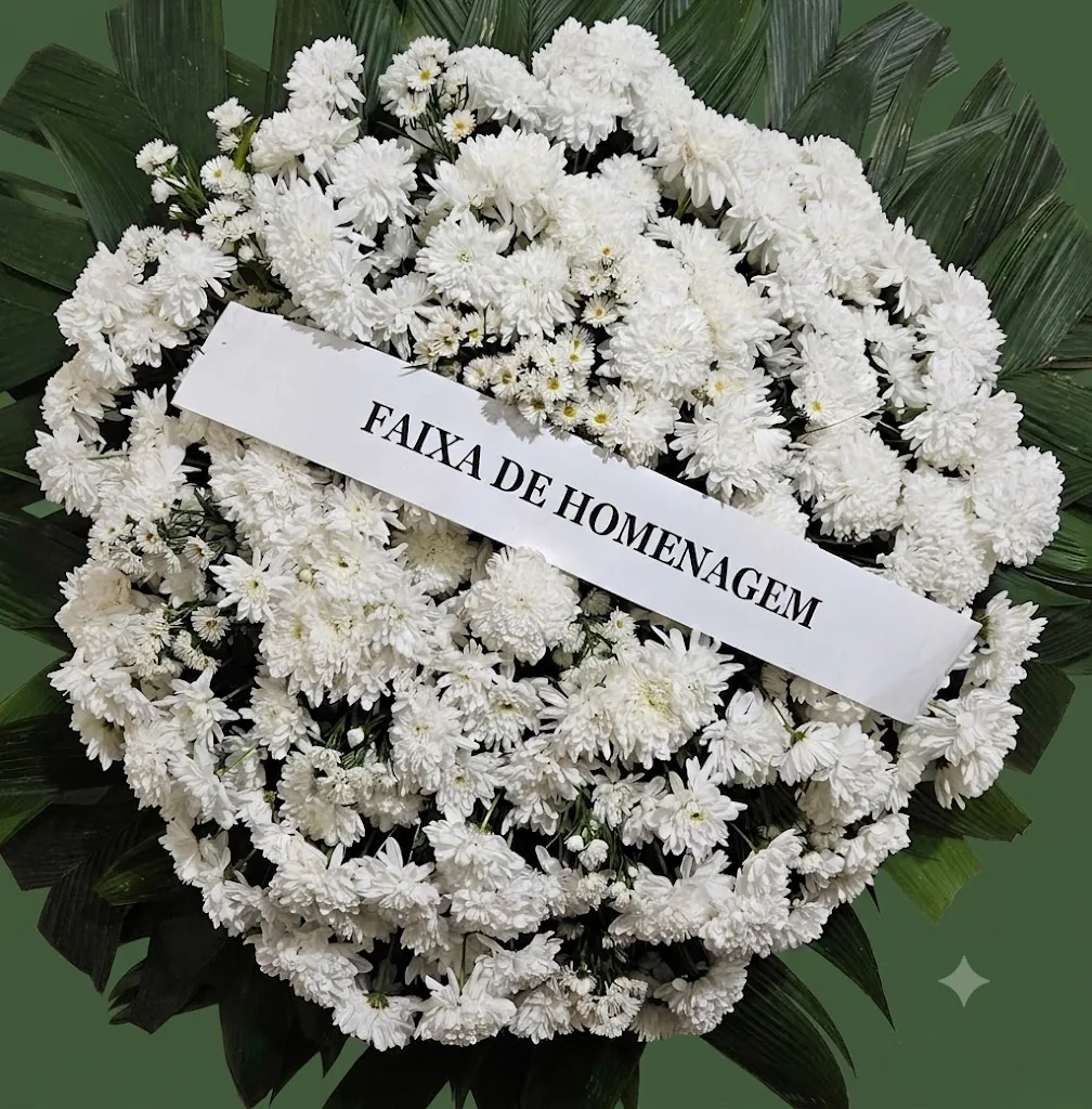 Coroa de crisântemos brancos com faixa de homenagem